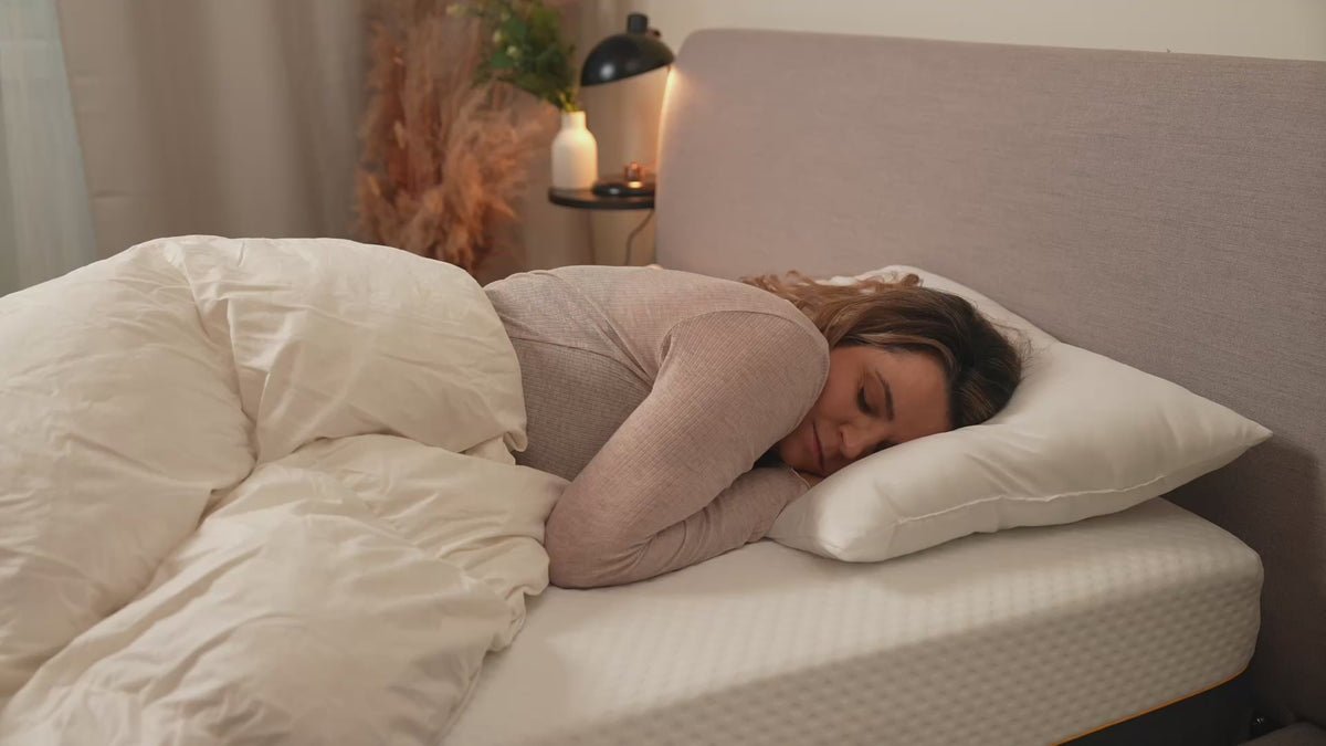 Video laden: Brightr® MoonHug Ergonomisches Aussparungskissen für Seitenschläfer