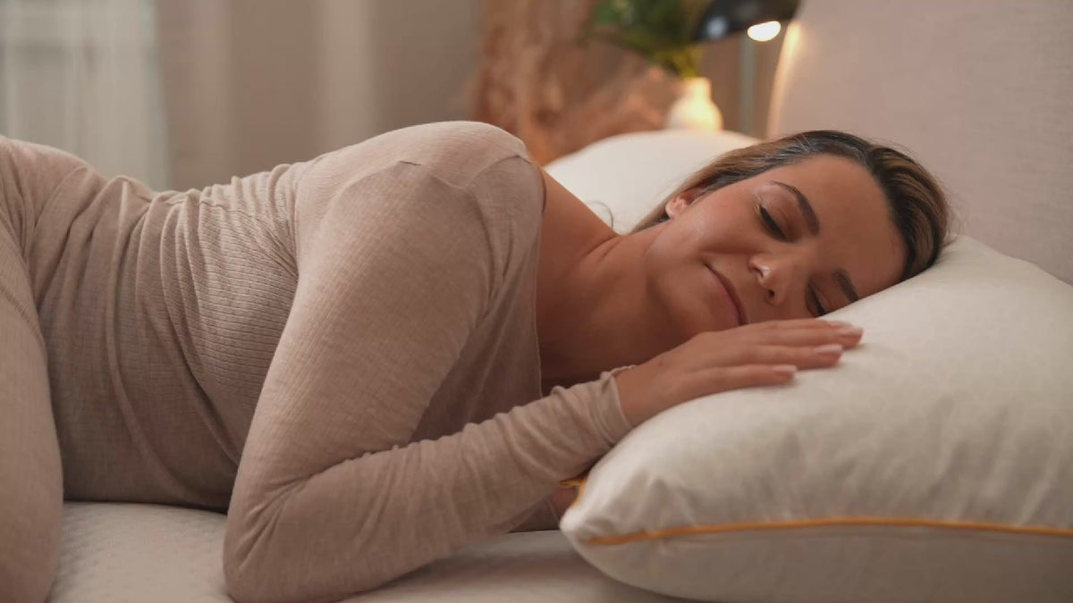 Video laden: Brightr® Stella™ Hybrid-Kissen – Entwickelt für ergonomische Nackenunterstützung (40x80cm)