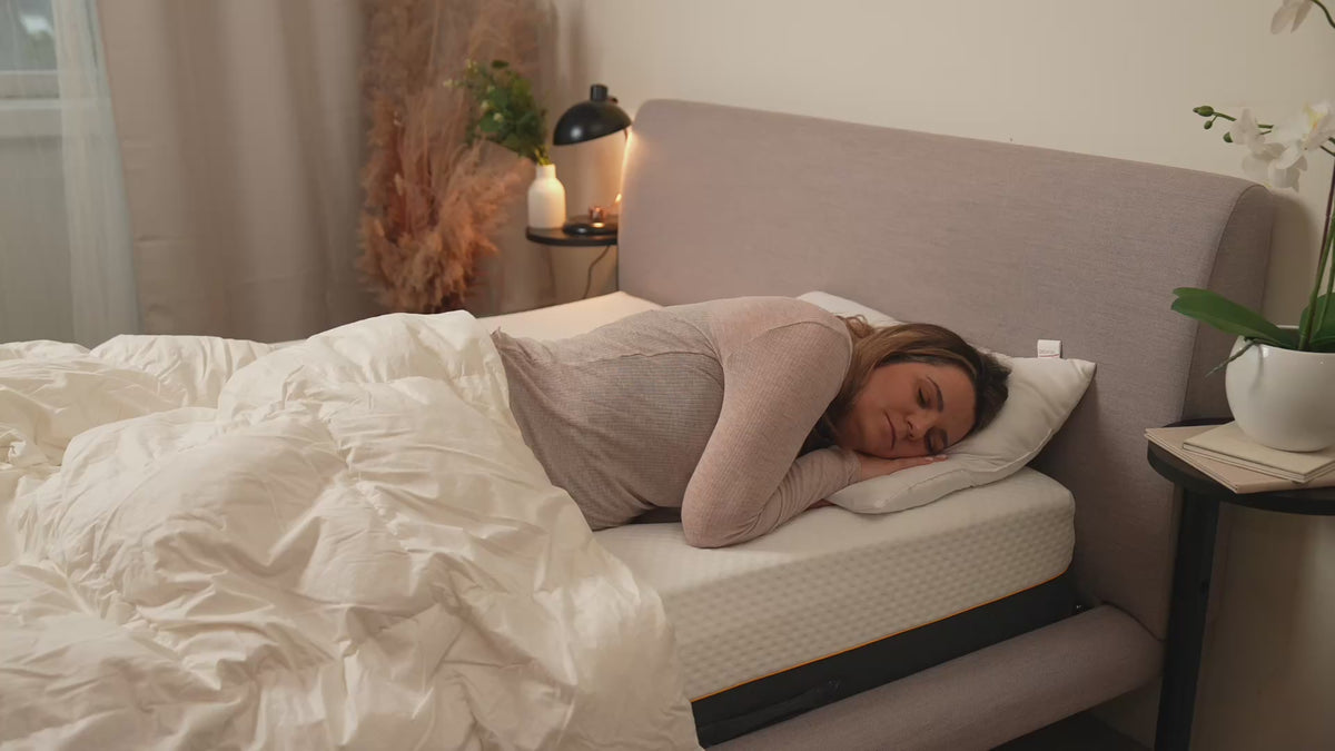 Video laden: Brightr® Titan Deluxe 8 cm Matratzentopper – extra fest, wendbarer Schaumstoff-Topper für zu weiche Matratzen