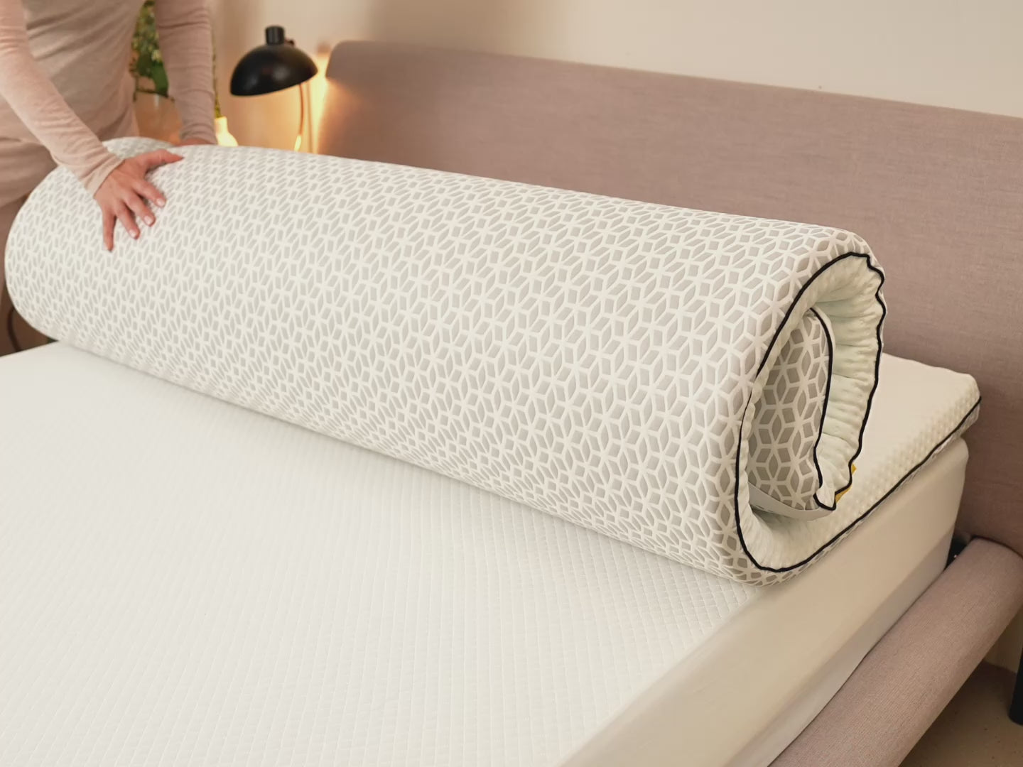Video laden: Brightr® Titan Deluxe Orthopädischer Kaltschaum Topper Hart (H5/H6), 8 cm, wendbar, ideal bei Rücken- &amp; Hüftschmerzen